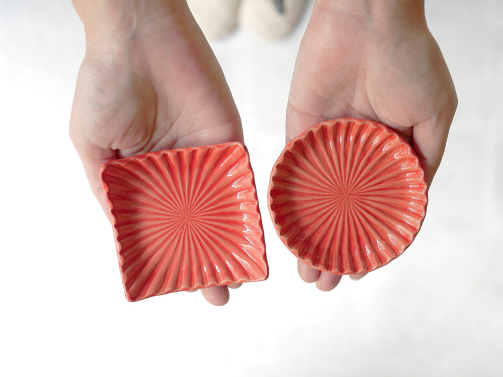 俊峰陶苑の手作り陶器製花あかり丸箸置。直径約36～39mmの自然な風合いを持つ丸型デザイン。