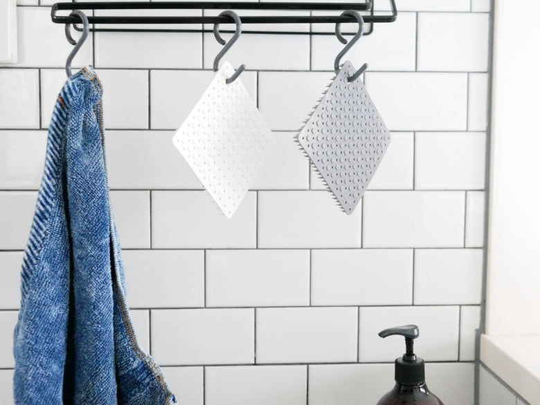 洗面台に掛けられた銀色のSフックとタオル