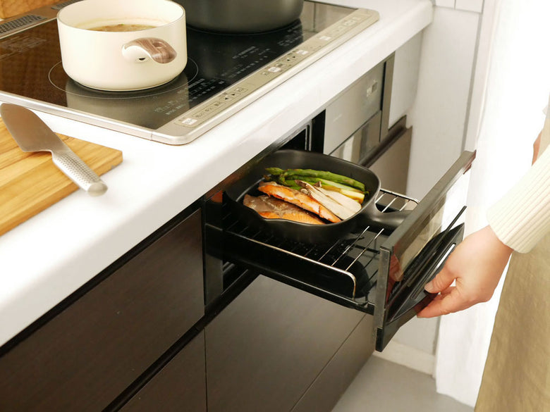 TOJIKI TONYA製の萬古焼グリルプレート。ハーフタイプの日本製耐熱土調理器具がテーブルに置かれている