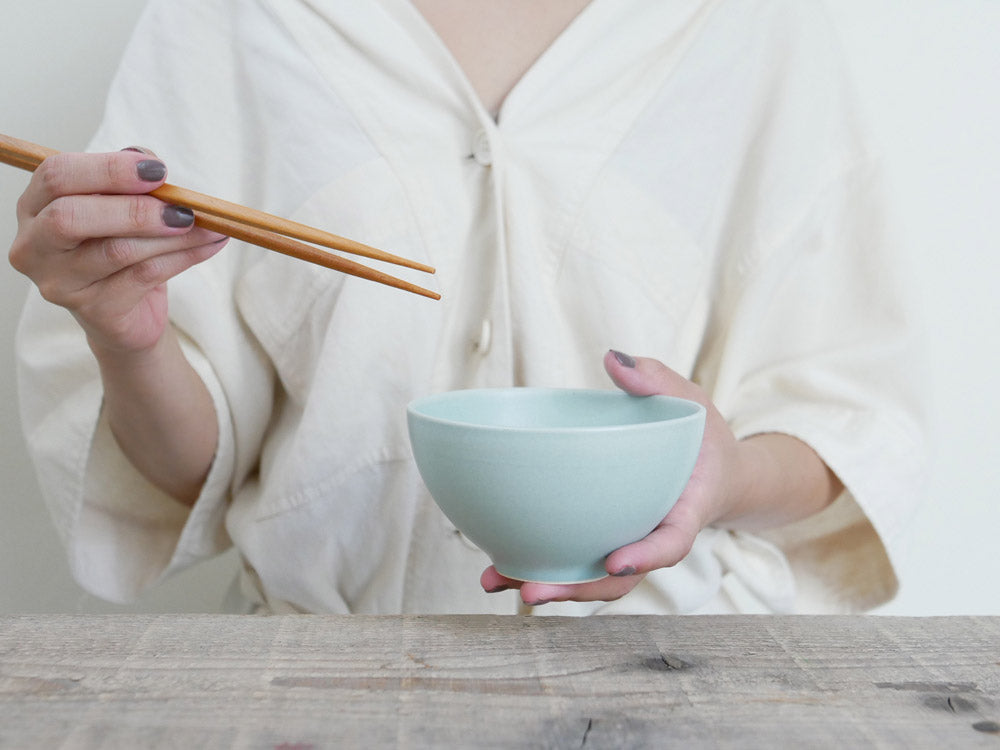 SAKUZANブランドの手作り陶器Saraライスボウル。自然な土色と独特な釉薬の質感が特徴で、サイズは幅115mm×奥行115mm×高さ64mm。