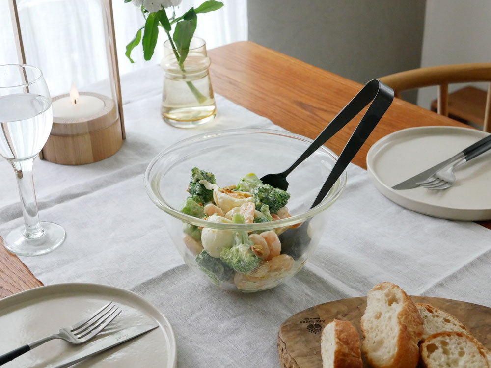 HARIOの耐熱ガラス製ボウル3個セット。小・中・大サイズのボウルが並べられています。