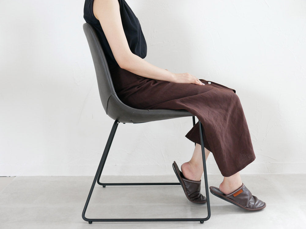 アデペシュPUNISHチェア、スチール脚とPU座面を持つモダンな椅子