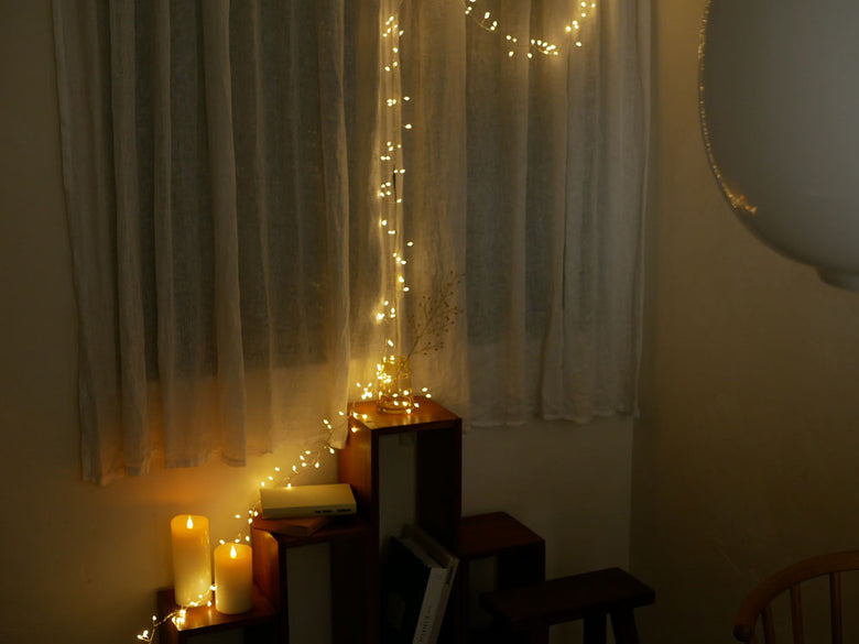 Horn Please製LEDワイヤーライト ブランチ グロート、1.5メートルの長さに沿って配置された多数のLEDライトが光るデザイン