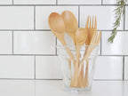 SALUSの天然木製白木カトラリーセット。130mmのコーヒースプーンと175mmのデザートフォークが並んでいます。