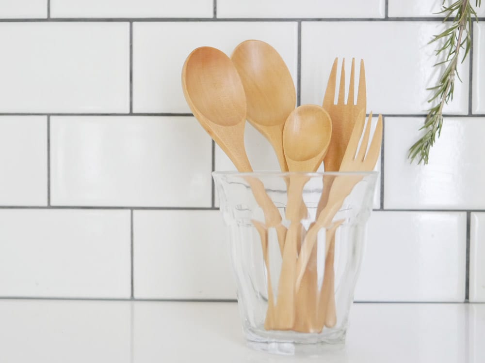 SALUSの天然木製白木カトラリーセット。130mmのコーヒースプーンと175mmのデザートフォークが並んでいます。