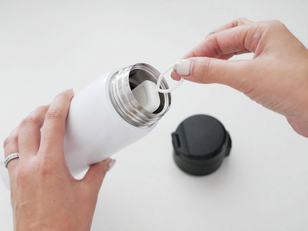 マーナ製ECOCARATボトル乾燥スティックをボトル内に挿入した様子