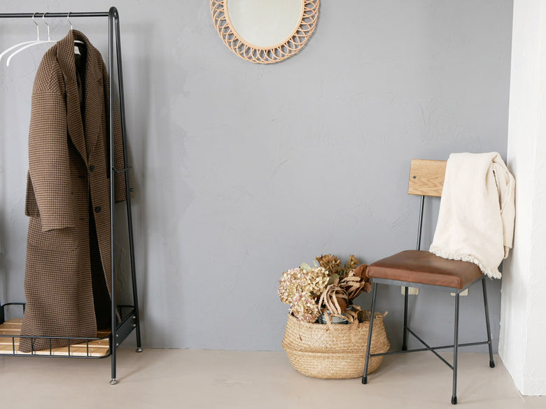 SIKAKUのLUCYダイニングチェア。クリアラッカー仕上げのクロカワ鉄フレームにオーク木材とレザー座面を組み合わせたモダンなデザイン。ゴム脚キャップ付き