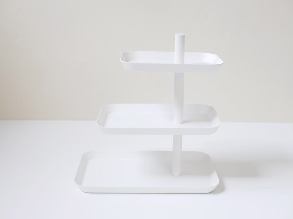 タワー3段キッチントレーが棚に置かれている