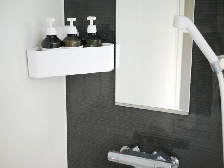 マグネット式おもちゃラックが洗面台に取り付けられている