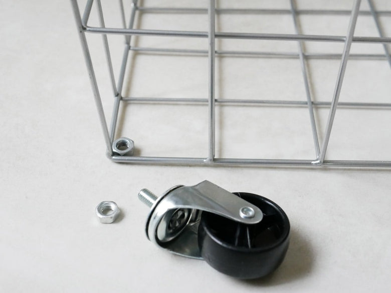 スチール製でキャスターが付いた銀色のランドリーストレージカート