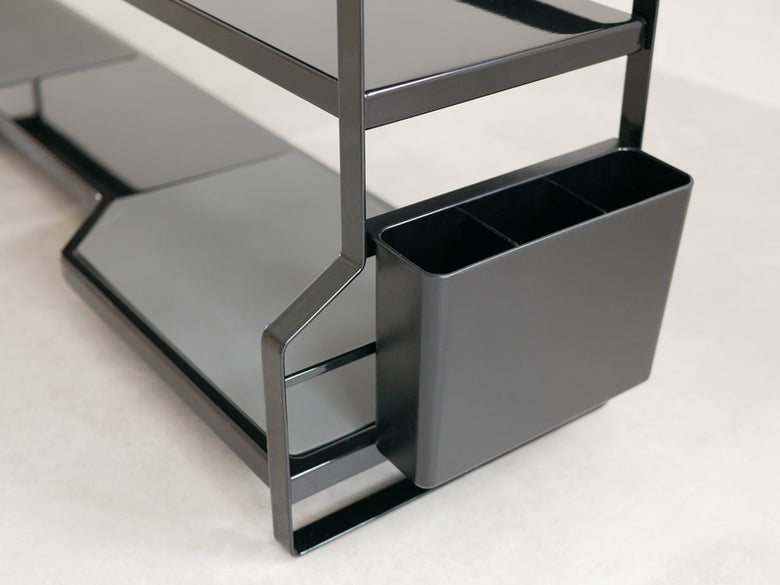 YAMAZAKI/towerのコンロ奥ラック、灰色と銀色のスチール製棚が並ぶディスプレイケース