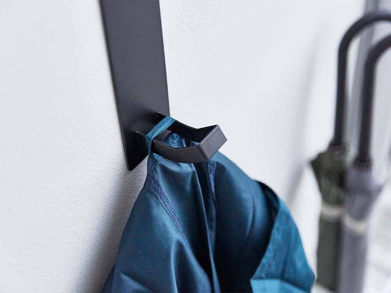 YAMAZAKIタワーのマグネットヘルメットフックにヘルメットが掛かっている