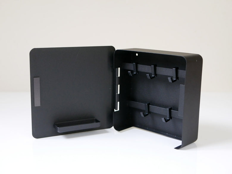 Yamazakiの2段マグネットキーフックが壁に取り付けられている