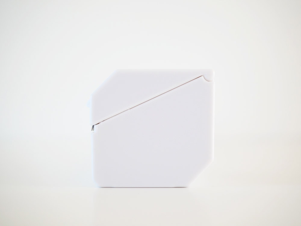 イデアコの白いマグネット付きラップホルダー