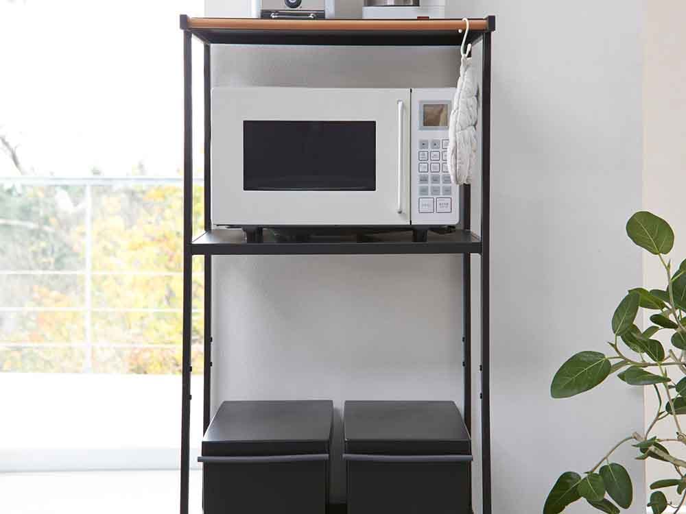 YAMAZAKI/towerブランドのゴミ箱上ラック。スチール製の棚と天然木のハンガーバーを備えた高さ130cm、幅55cmの家庭用収納家具