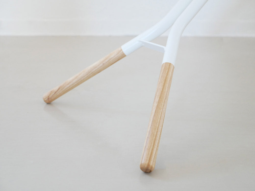 YAMAZAKI/toscaブランドのスタンド式アイロン台、麻・綿の表面布と天然木の脚を使用した自然素材の製品