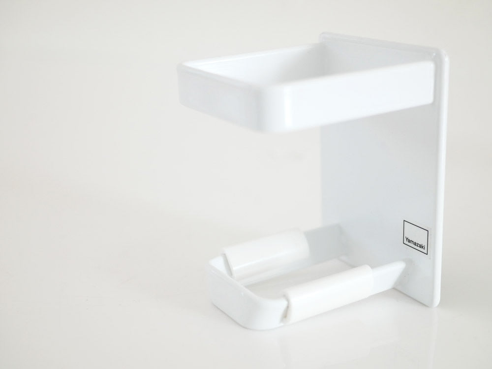 タワー製マグネットシェーバーホルダーが浴室に設置されている