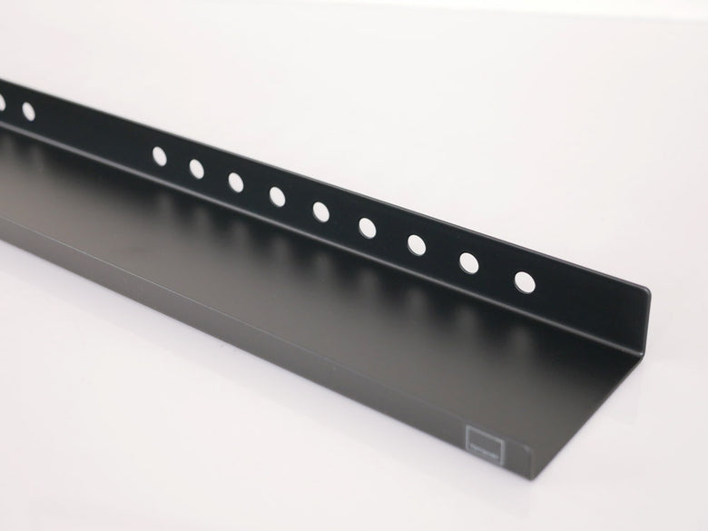 YAMAZAKIスマートシルバー製テレビ裏ラック、幅60cmのスチール製