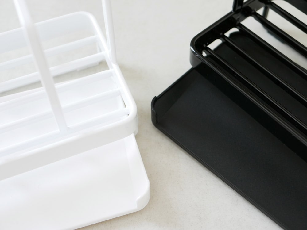 towerブランドのスチール製スポンジ＆クリーニングツールスタンド