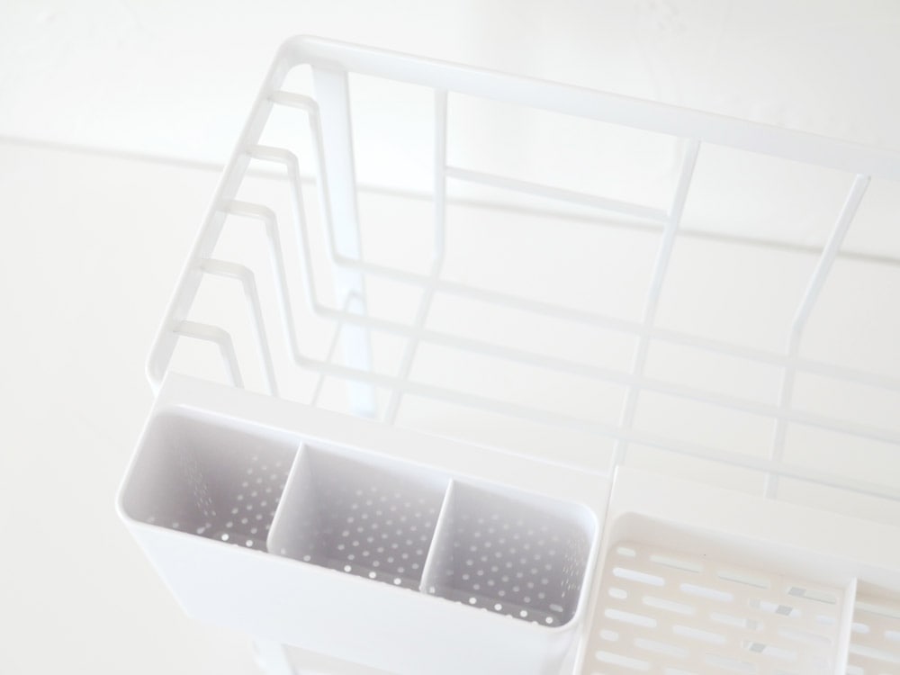 キッチン棚に置かれたタワー型2段ワイヤーバスケット