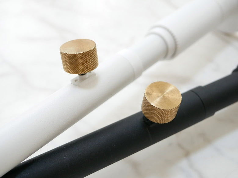 ハンドレールに組み込まれた真鍮製パイプとシリンダー