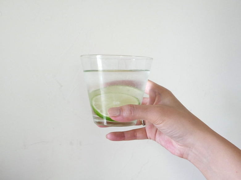 Horn Pleaseのリサイクルガラス製オールドファッションドグラスにカクテルが注がれた様子