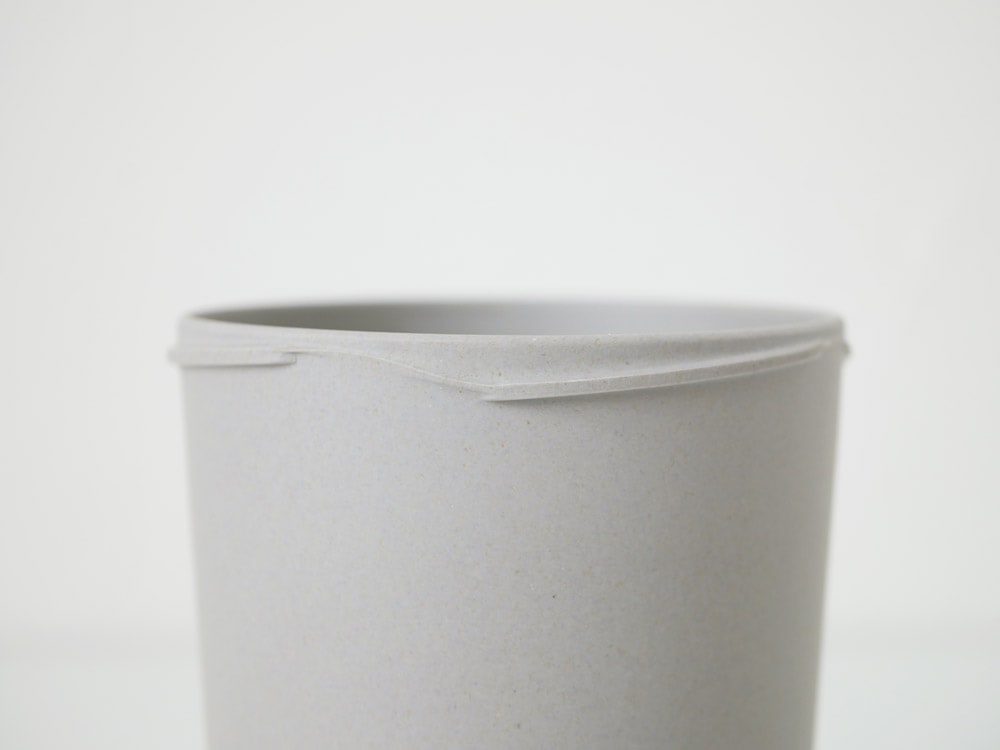 ホーンプリーズのエコキャニスター、竹繊維とシリコン素材を使用した筒型のプラスチック保存容器