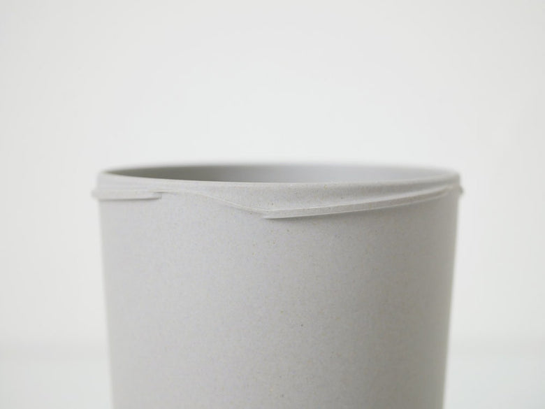 ホーンプリーズのエコキャニスター、竹繊維とシリコン素材を使用した筒型のプラスチック保存容器