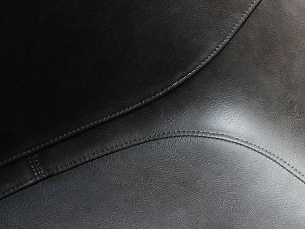 グレーのレザーラウンジチェアとシルバーカーボンファイバー