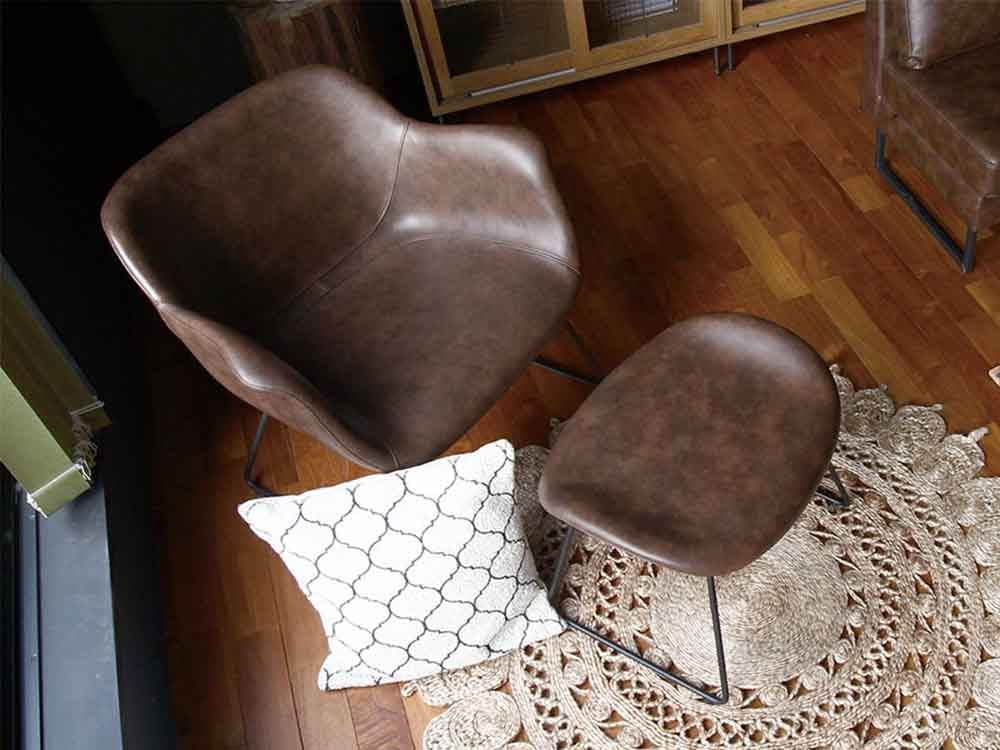 ライトブラウンのパニッシュオットマンと周囲の家具