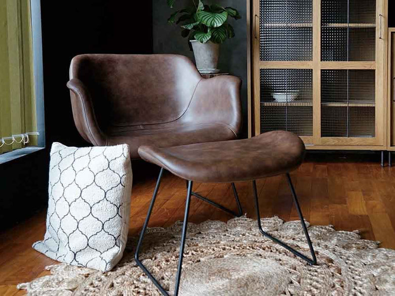 木目調フローリングのリビングに置かれたパニッシュオットマン