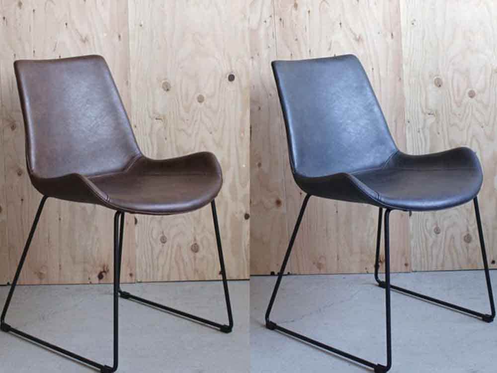 自然素材のグレーのチェアと木製床