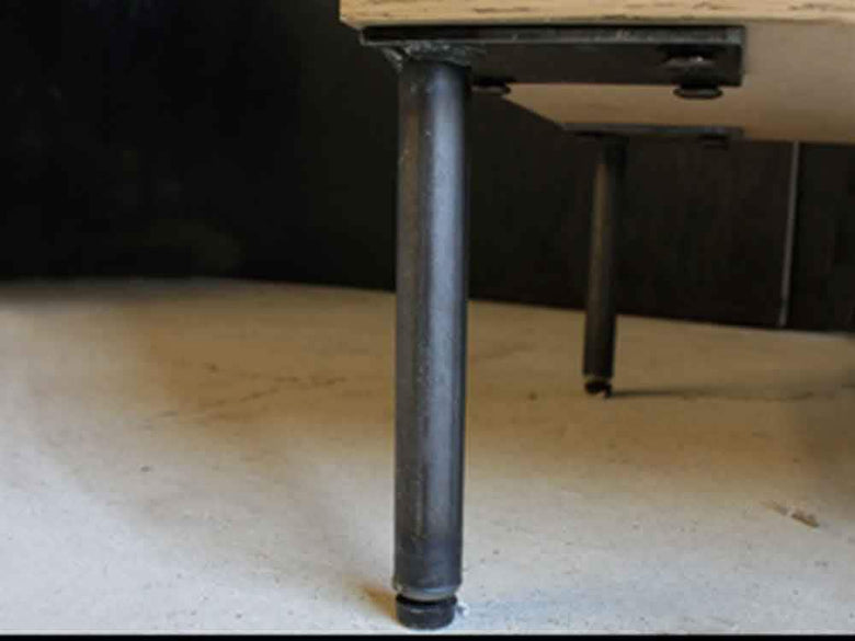 アデペシュの4ドロワーチェスト、オーク突板とアイアンフレーム