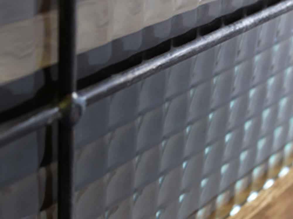 シルバーとメッシュを使用したシンメトリーテレビボード