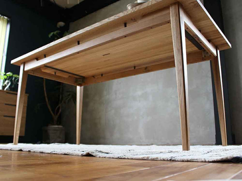 無垢オーク製のシンプルなSoloダイニングテーブル