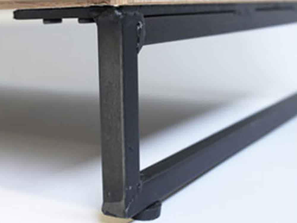 オーク無垢とスチールを使用したテレビボード