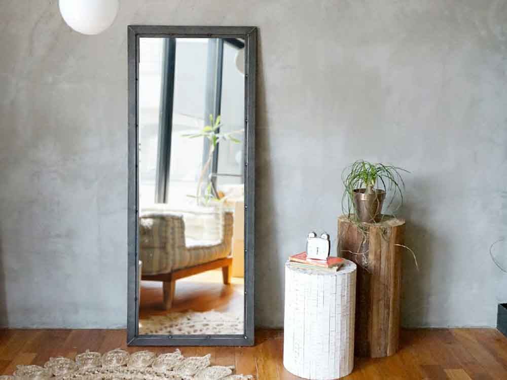 観葉植物とランプが置かれたアデペシュsocphミラー