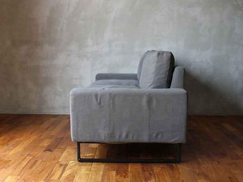 リビングルームに置かれたアデペシュのグレーソファ