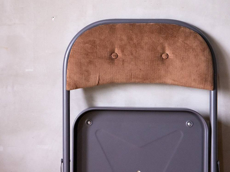 茶色の木製折りたたみ屋外用椅子