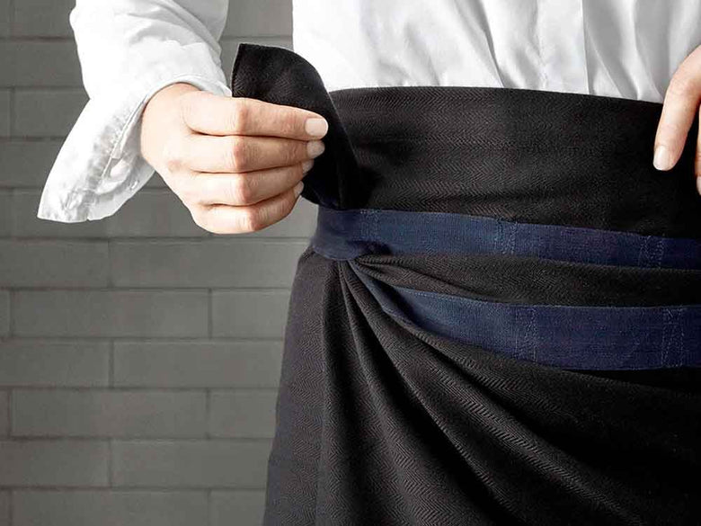 The Organic Companyのオーガニックコットン100％製ヘリンボーン織りガイアントキッチンタオル、サイズ155×60cm、ブラック色