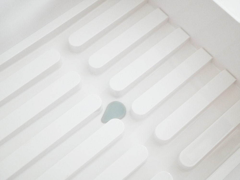 YAMAZAKI/tower製プラスチック水切りバスケット。キッチンで食器を乾かすためのサイズ約38×24×13cmのABS樹脂製製品。