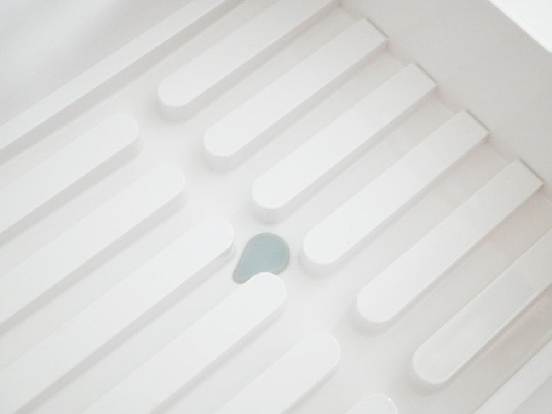 YAMAZAKI/tower製プラスチック水切りバスケット。キッチンで食器を乾かすためのサイズ約38×24×13cmのABS樹脂製製品。