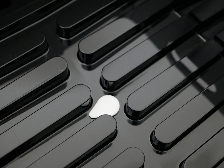 YAMAZAKIタワーのABS樹脂製水切りバスケットがキッチンカウンターに置かれ、食器を乾かしている様子