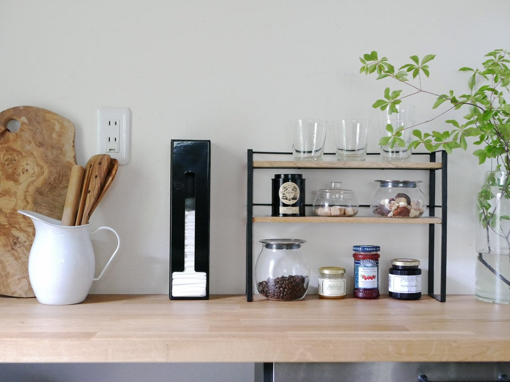 YAMAZAKIのタワーポリ袋ストッカーが置かれたキッチン棚