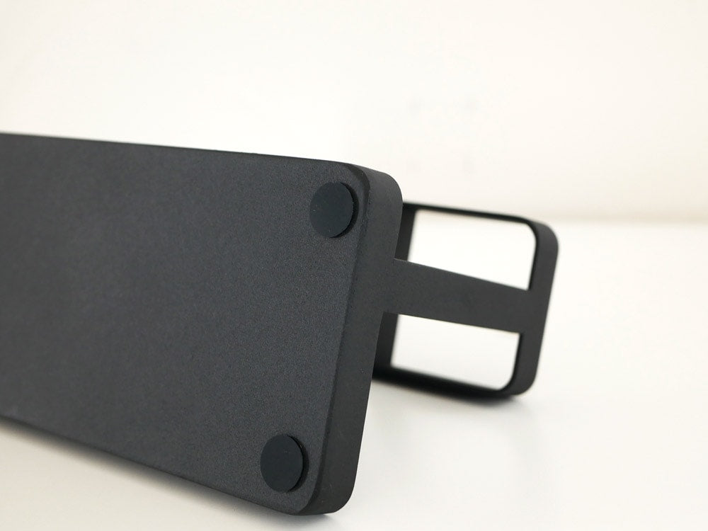 YAMAZAKI/tower製のシルバーメタルデスクバー。デスク上のガジェットを整理するモダンなアクセサリー。