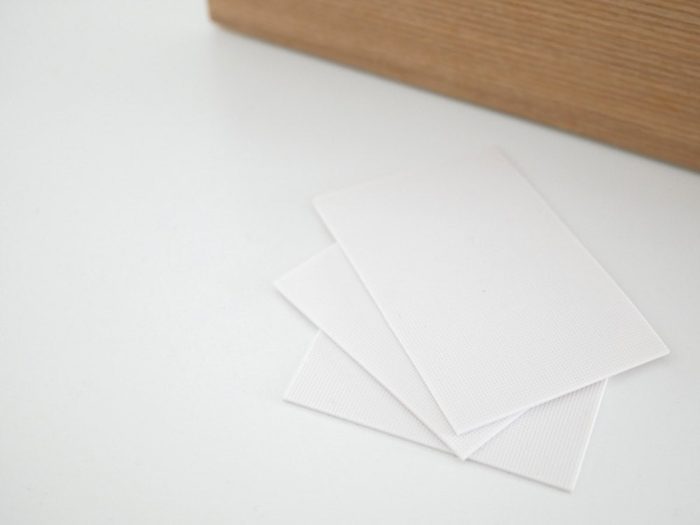 YAMAZAKI/RIN製のスチールと天然木積層合板を使用したペン＆リモコンラック。幅25cm、奥行7cm、高さ10.2cmのモダンデザイン