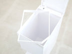YAMAZAKI/towerのプラスチック製ペダル式トイレポット、蓋付き家庭用ごみ容器