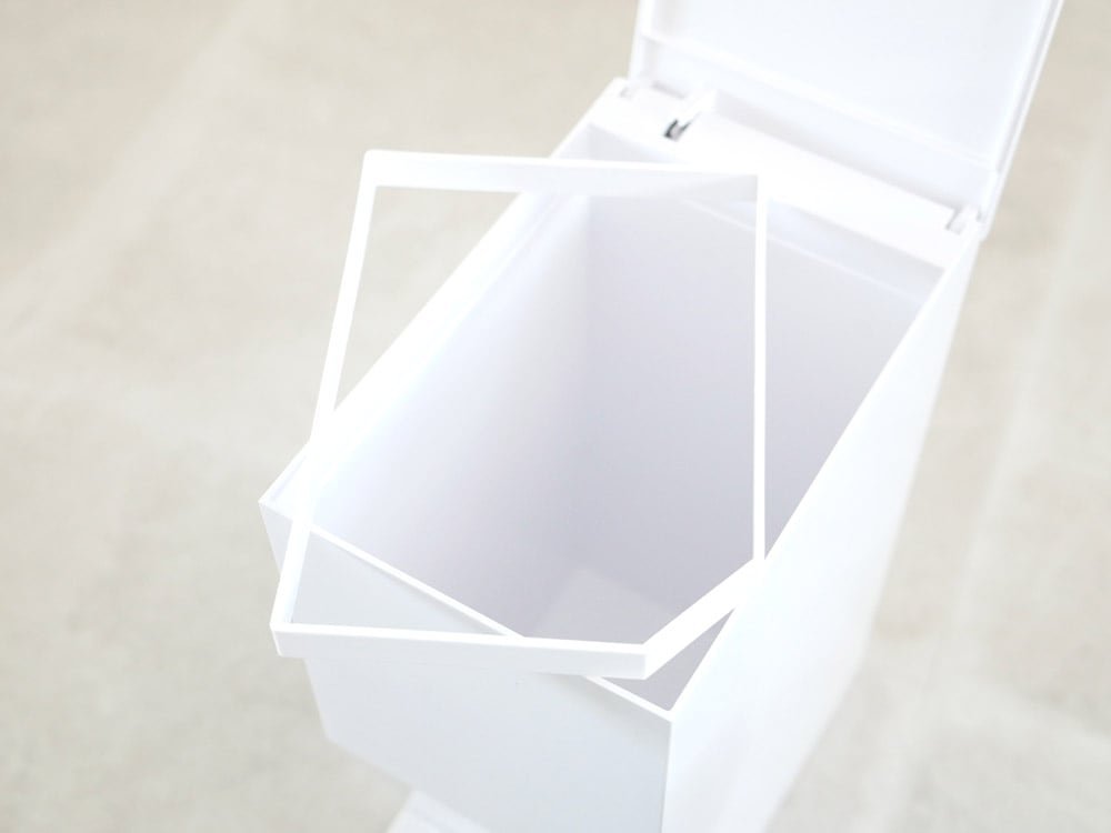 YAMAZAKI/towerのプラスチック製ペダル式トイレポット、蓋付き家庭用ごみ容器