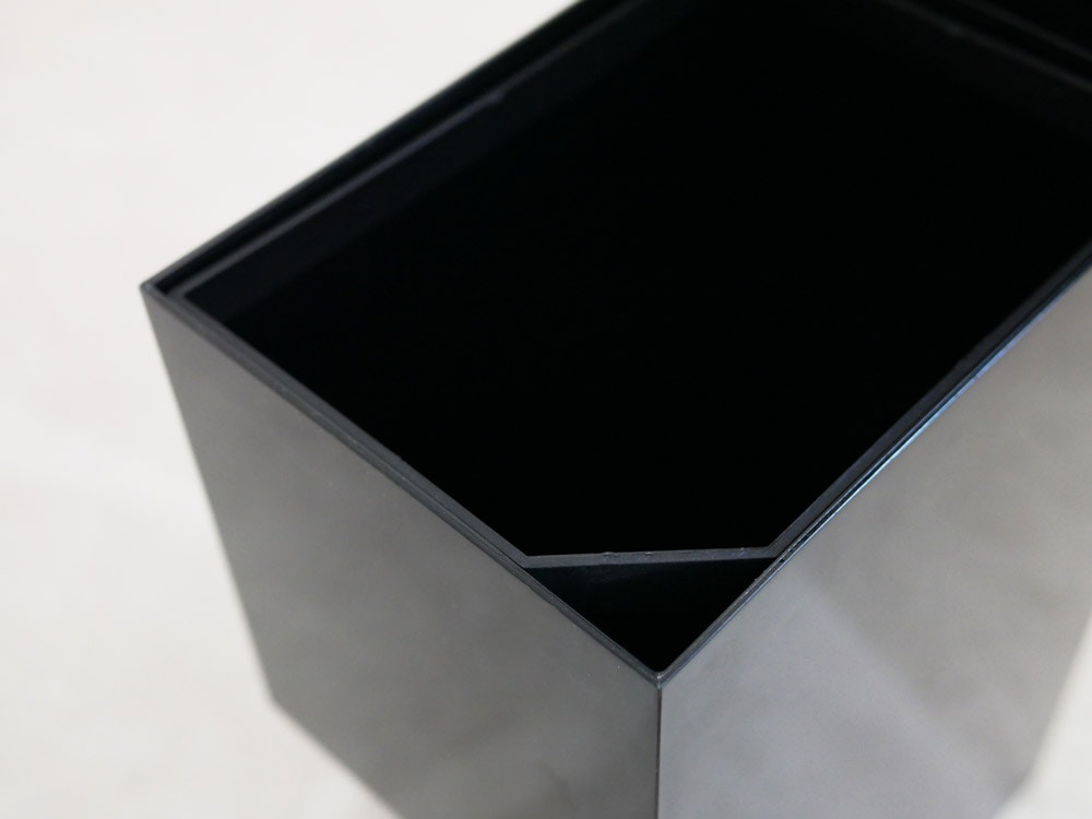 YAMAZAKI/towerブランドのペダル式トイレポットが梱包された箱