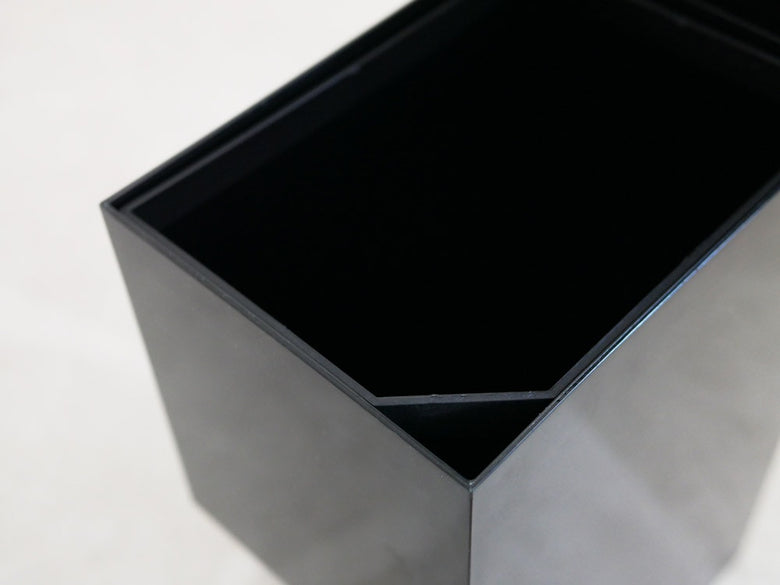 YAMAZAKI/towerブランドのペダル式トイレポットが梱包された箱